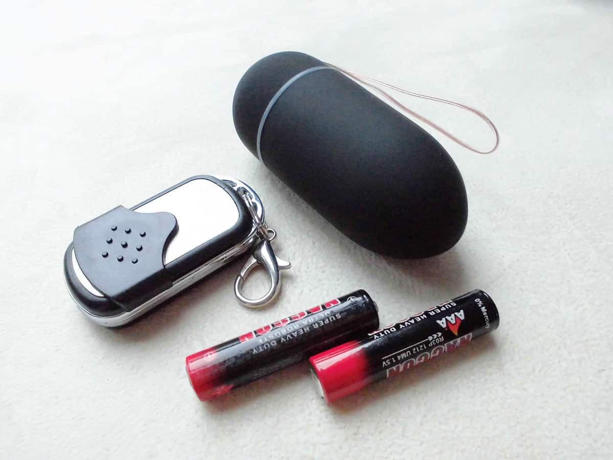 10 Speed Remote Vibrating Egg Black Big Batterien Gesamtansicht
