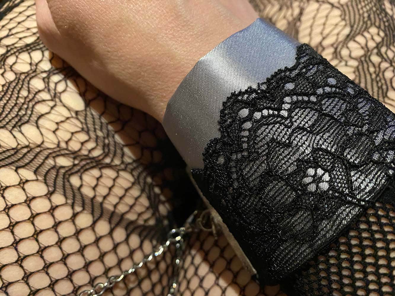 Erotische Geschenkideen: Die Fifty Shades of Grey Play Nice Handfesseln sehen am Handgelenk wie Schmuck aus.
